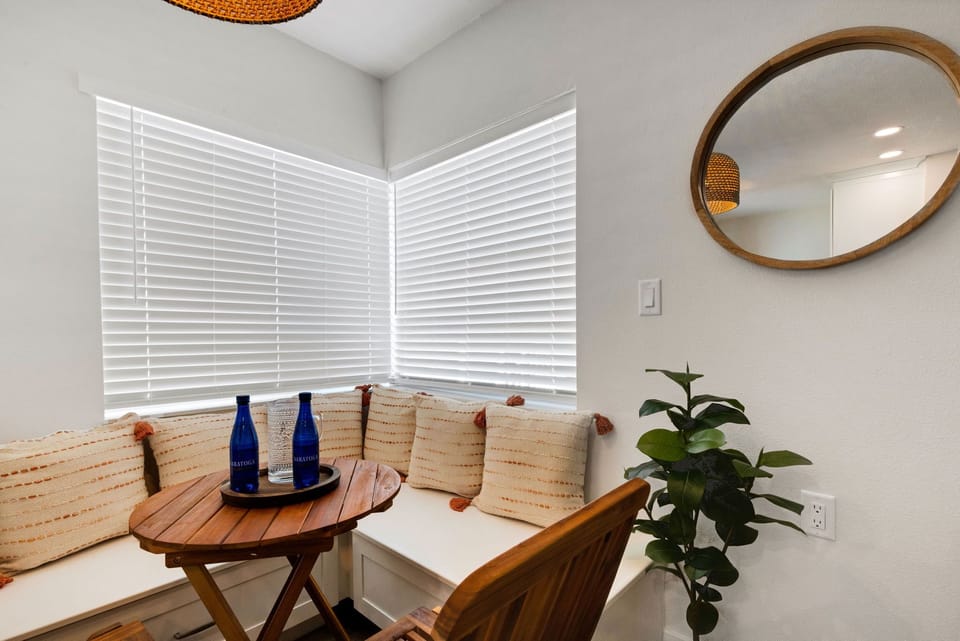 Dining area that can sit 4 guests