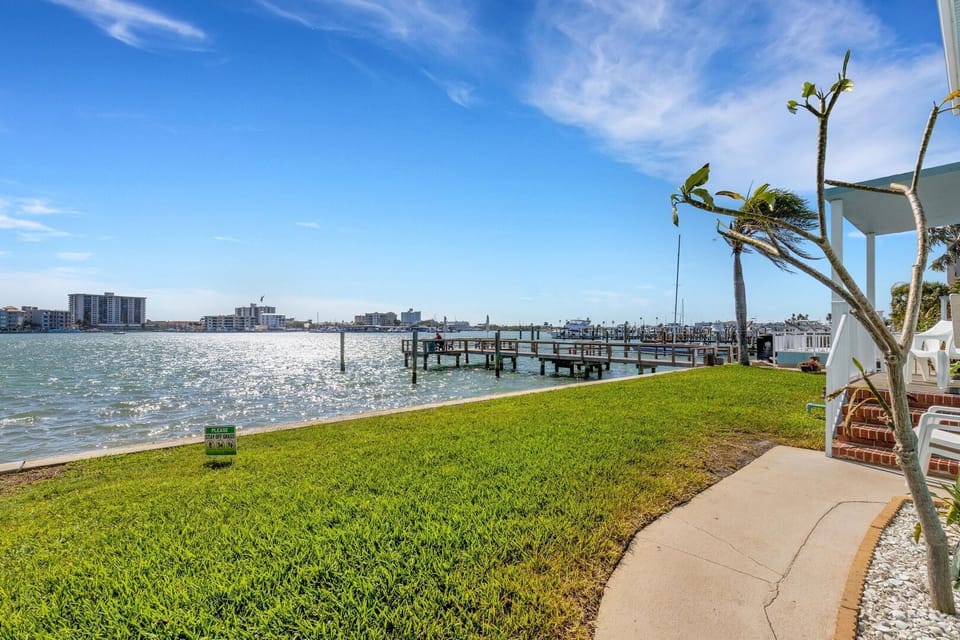 This recently redecorated, ground-floor suite offers peaceful views of the Intercoastal Waterway