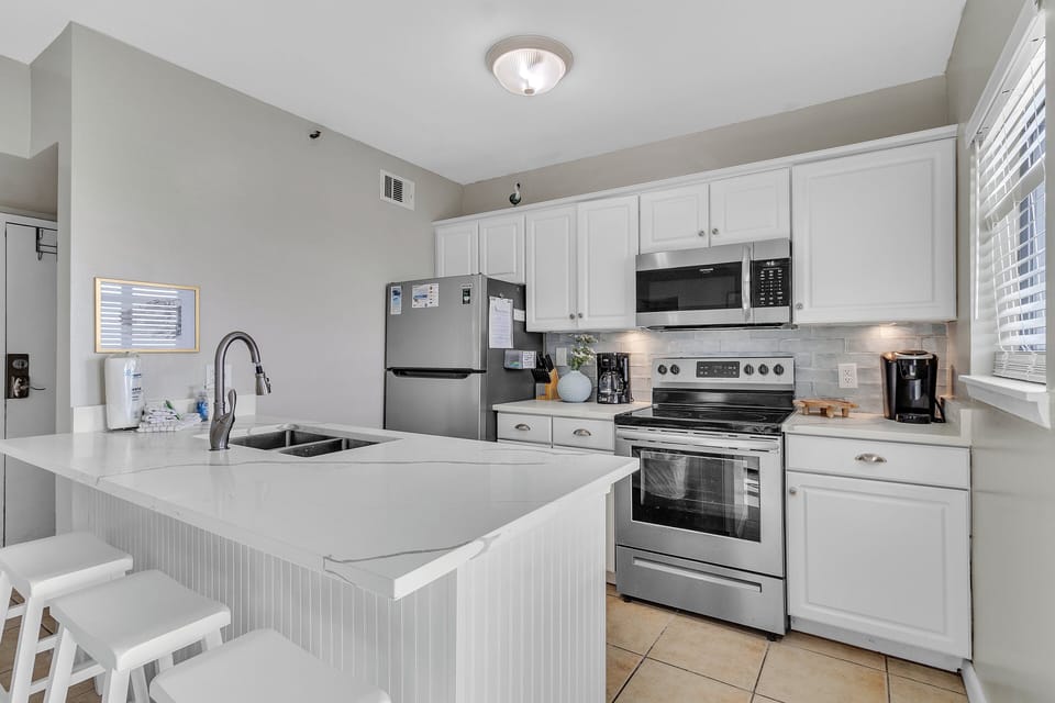 Royal Gulf Beach and Racquet Club unit 5712. Ft. Morgan, Alabama. 2 bedrooms. 2 bathrooms. Sleeps 8. Managed by Island Rentals.
