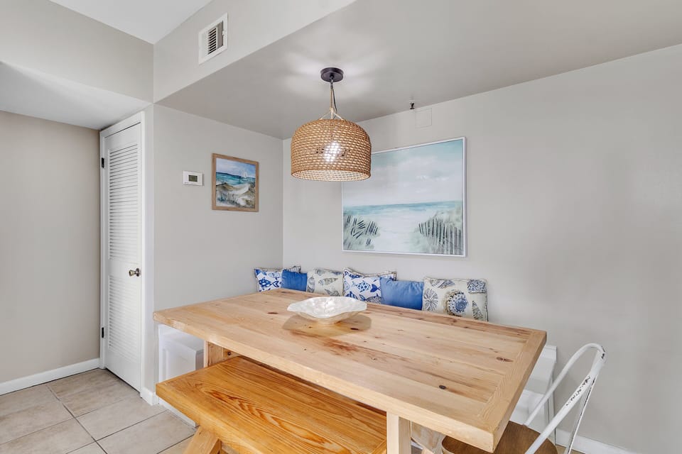 Royal Gulf Beach and Racquet Club unit 5712. Ft. Morgan, Alabama. 2 bedrooms. 2 bathrooms. Sleeps 8. Managed by Island Rentals.