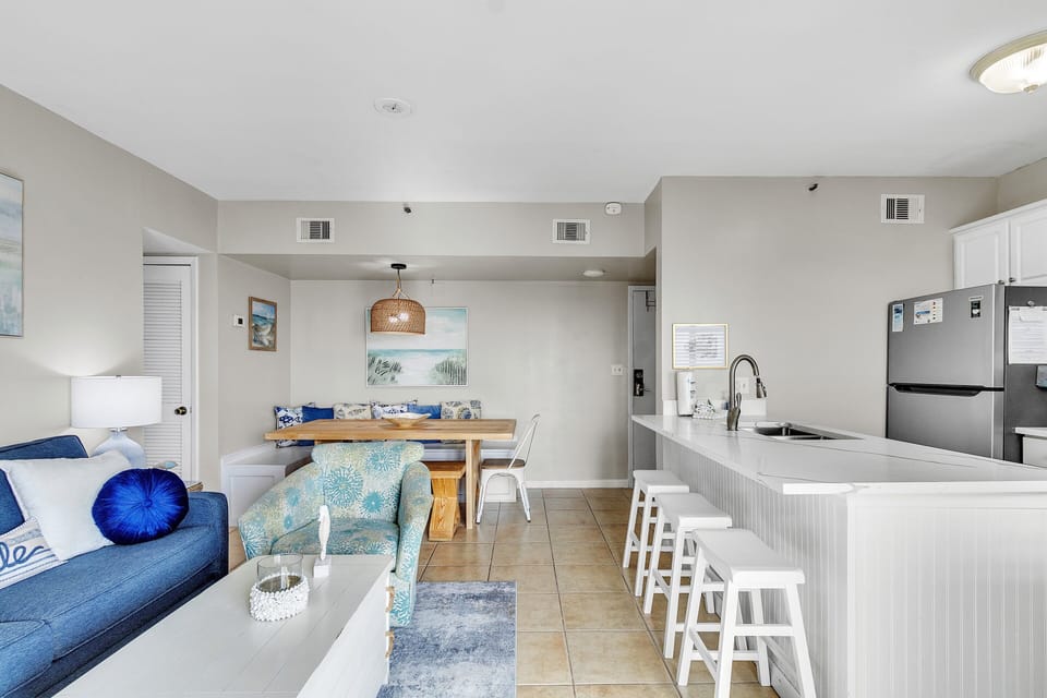 Royal Gulf Beach and Racquet Club unit 5712. Ft. Morgan, Alabama. 2 bedrooms. 2 bathrooms. Sleeps 8. Managed by Island Rentals.