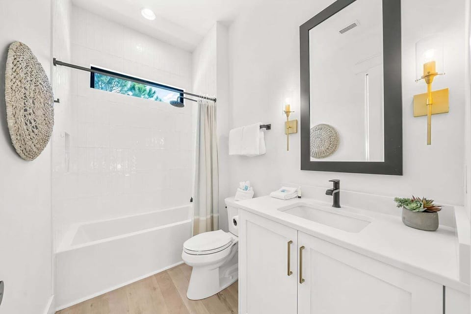 Main floor guest bathroom with shower/tub combo