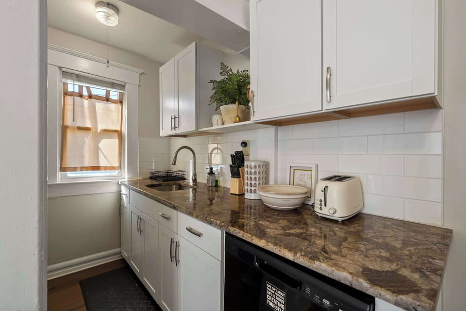 Townhome, Multiple Beds, Patio, Garden View (Summit Scholars Suites) | Private kitchen | Fridge, microwave, oven, stovetop