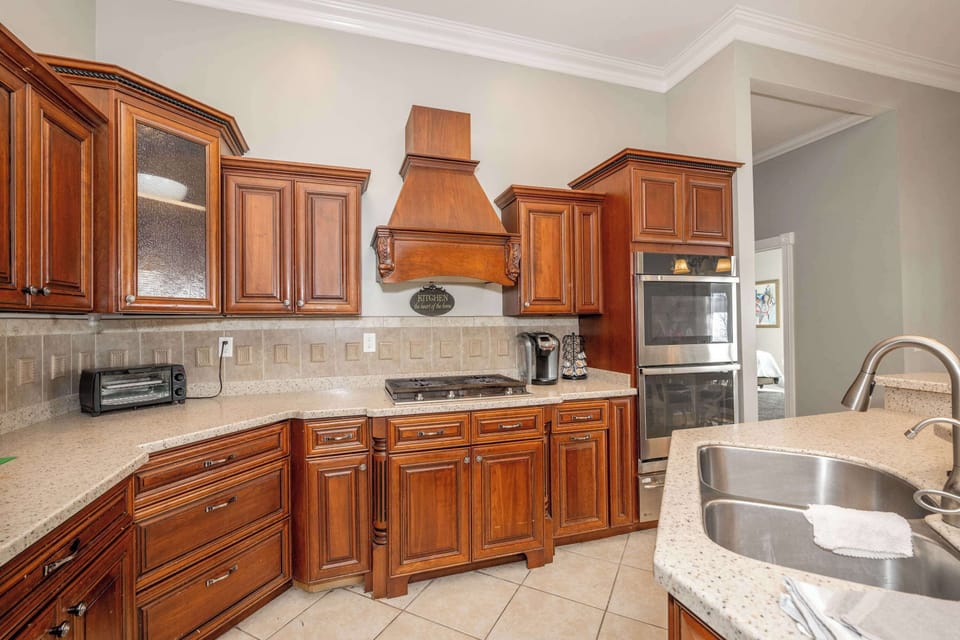 House, Multiple Beds, Patio, Garden View (The Bishops Manor) | Private kitchen | Fridge, microwave, oven, stovetop
