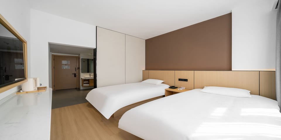 Basic Twin Room | Living area | TV
