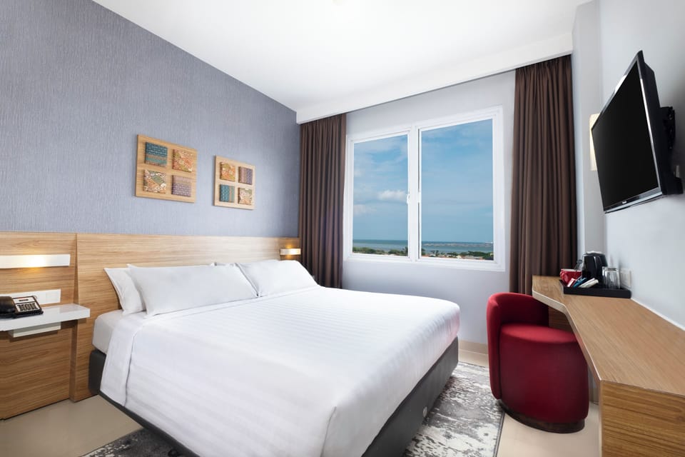 Deluxe Room | Minibar, in-room safe, desk, soundproofing