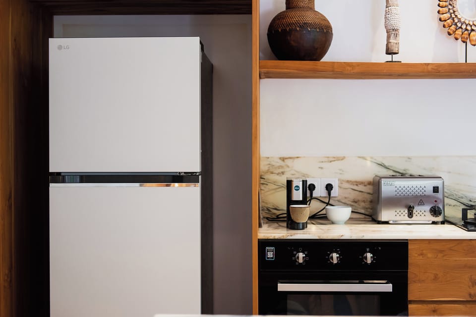 Full-size fridge, microwave, toaster, highchair