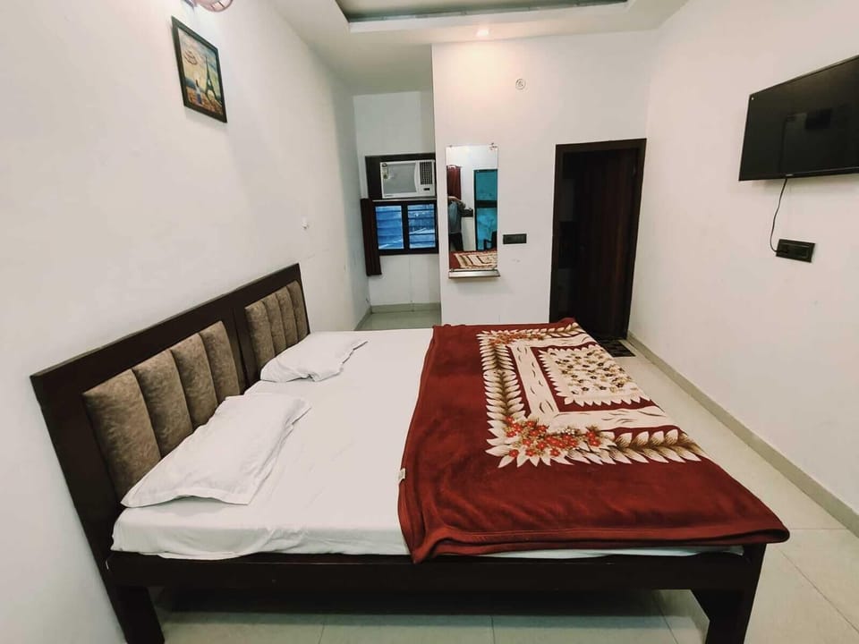 Deluxe Double Room, 1 Queen Bed | Free WiFi