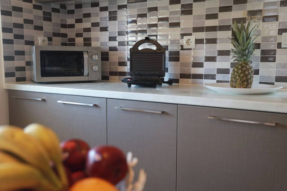 Apartment, 3 Bedrooms, Balcony, Garden View | Private kitchen