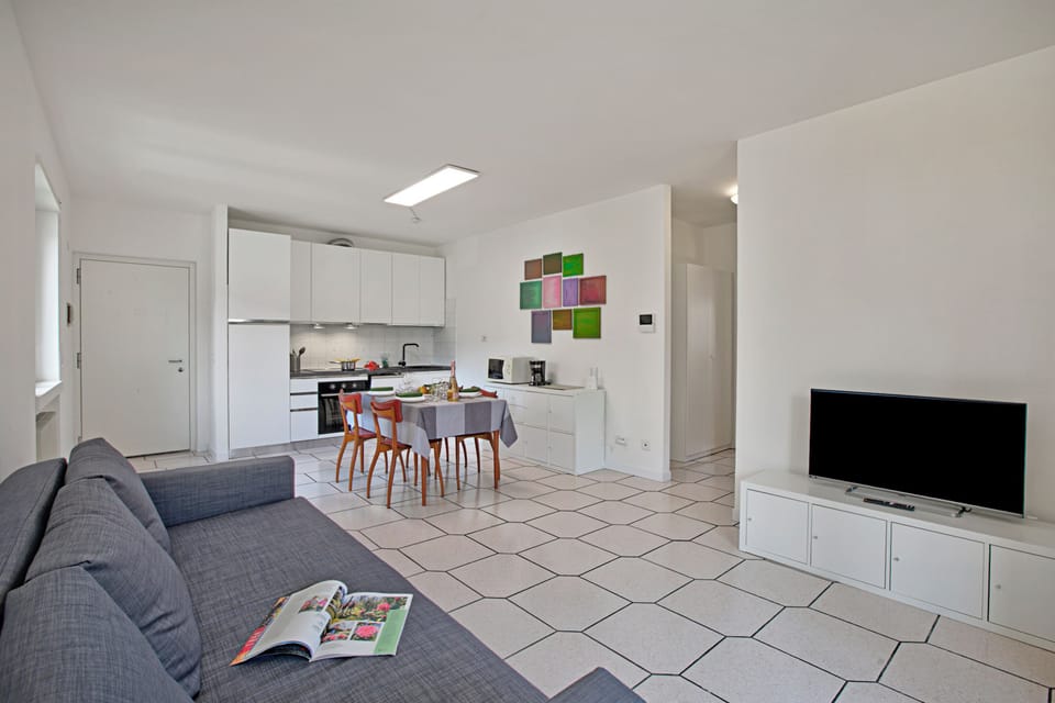 Family Apartment, Multiple Bedrooms (Claz House 2) | Living area | 21-inch Smart TV with cable channels