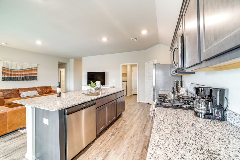 Kitchen | Drip Coffee Maker | Dishwasher | Spices