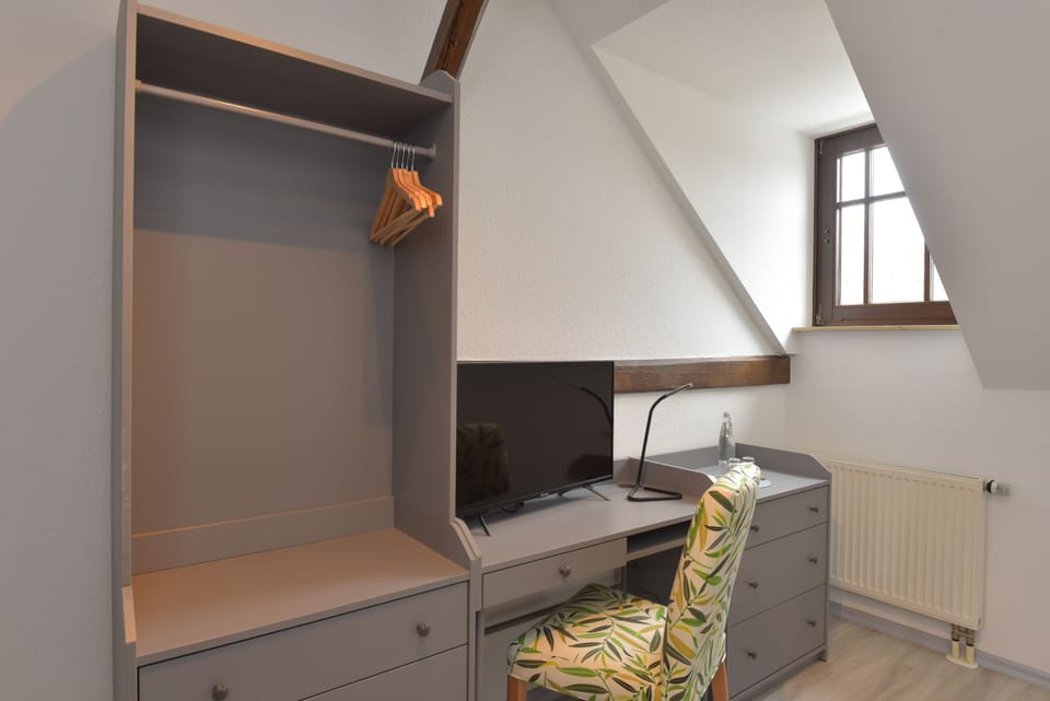 Traditional Double or Twin Room, Private Bathroom, Garden Area | Living area | 32-inch flat-screen TV with cable channels