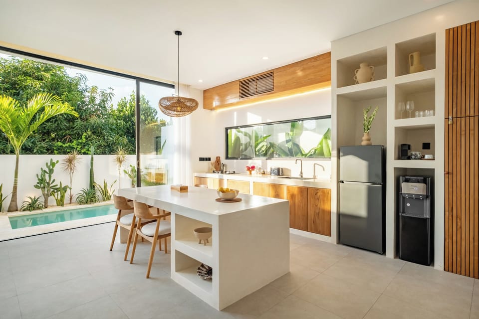 Villa, 1 King Bed, Patio, Pool View | Dining room