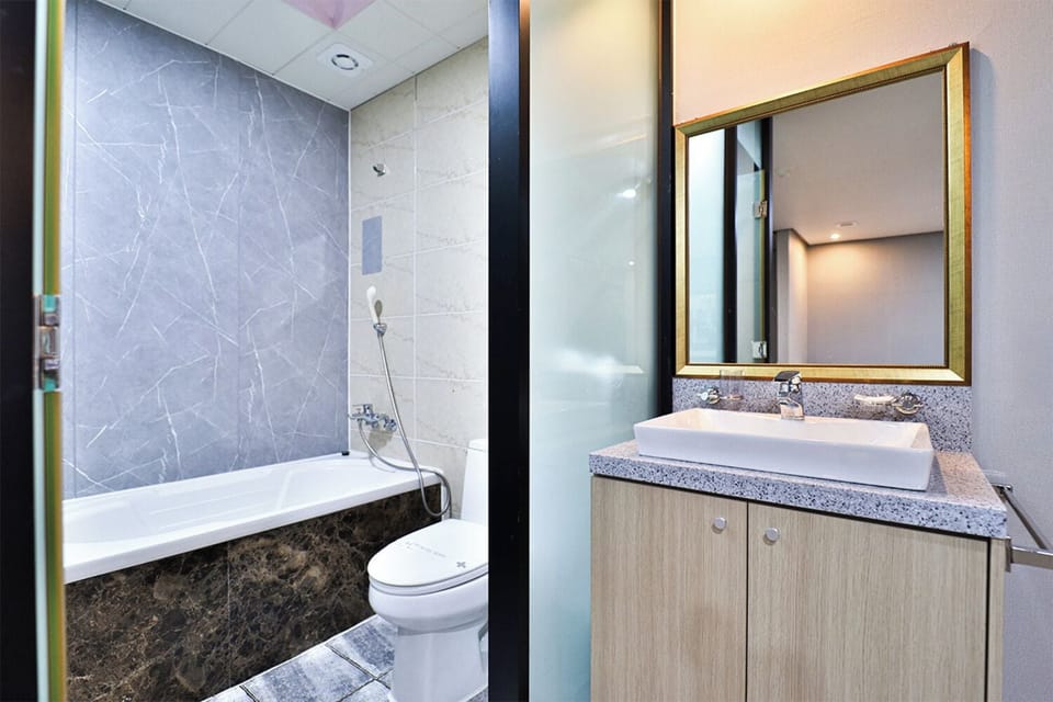 Ondol (Breakfast not provided on Sunday) | Bathroom | Slippers, towels, shampoo, toilet paper