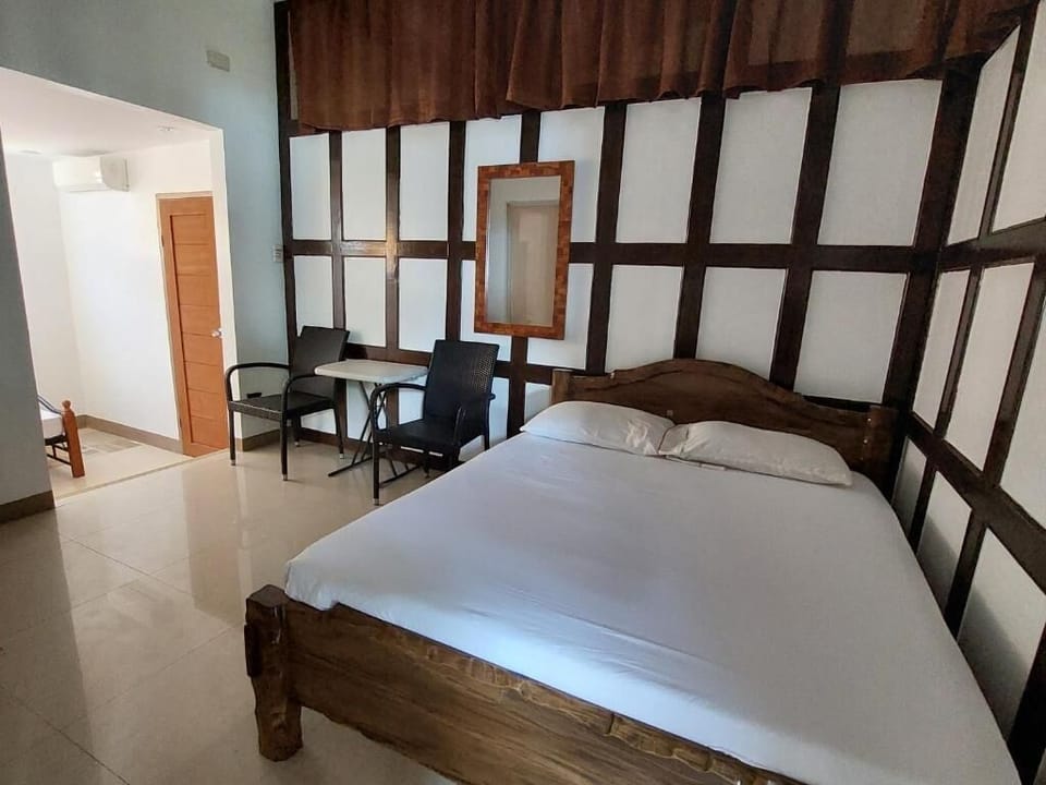Family Studio Suite | Individually decorated, desk, free WiFi, bed sheets