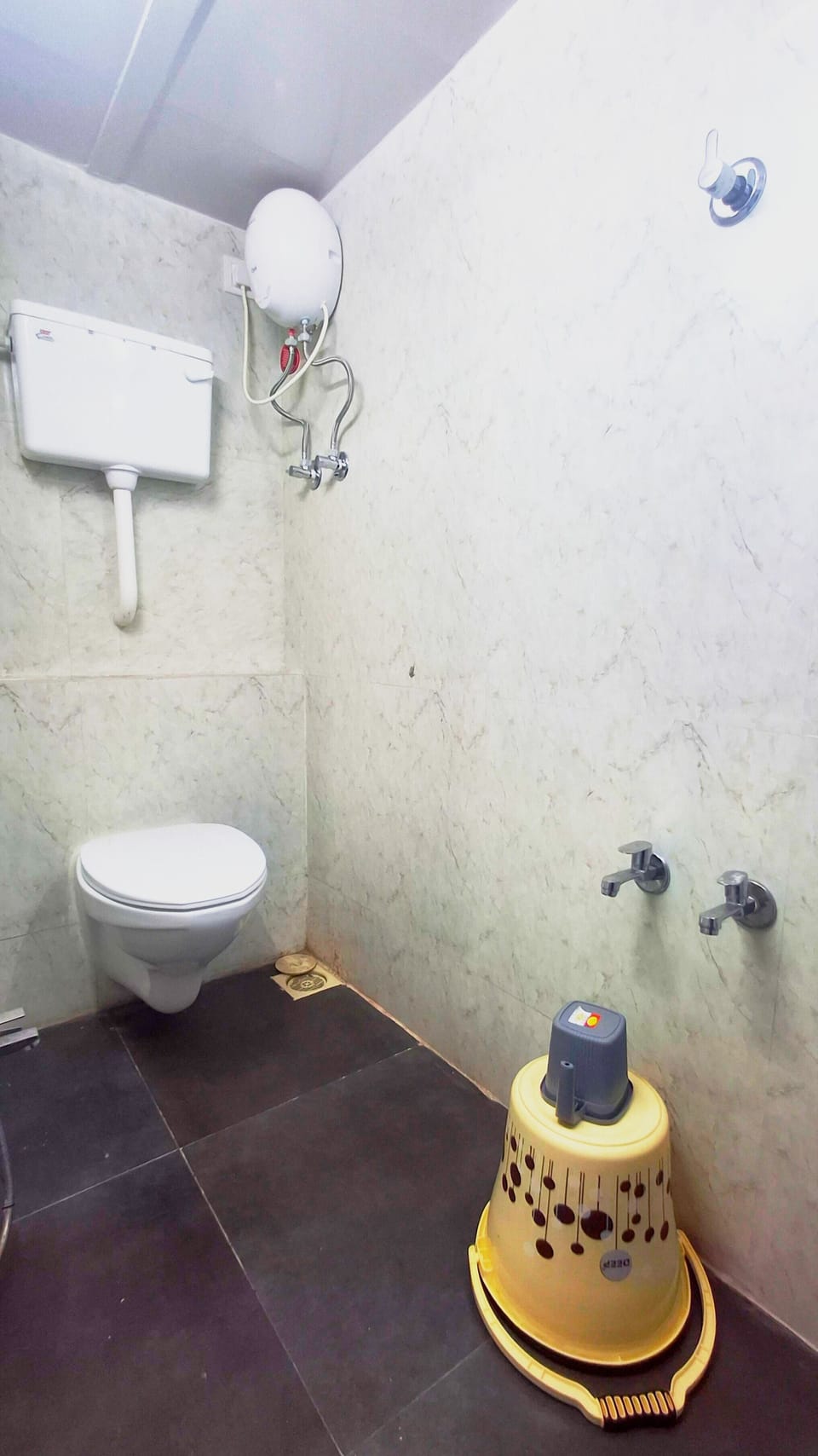 Standard Double Room | Bathroom | Shower, soap, shampoo, toilet paper