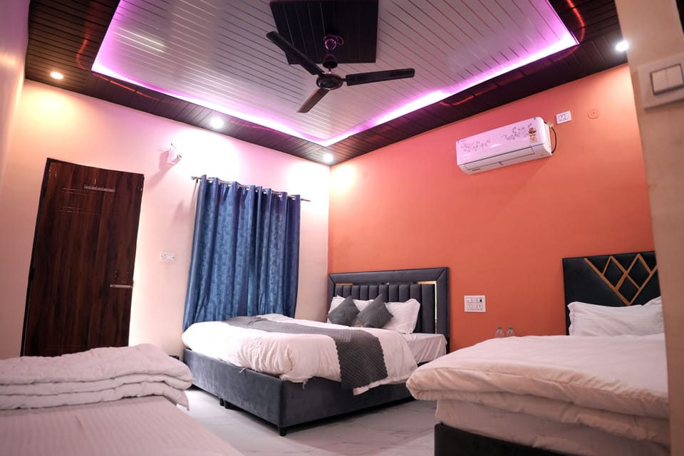 Family Room | Desk, laptop workspace, free WiFi