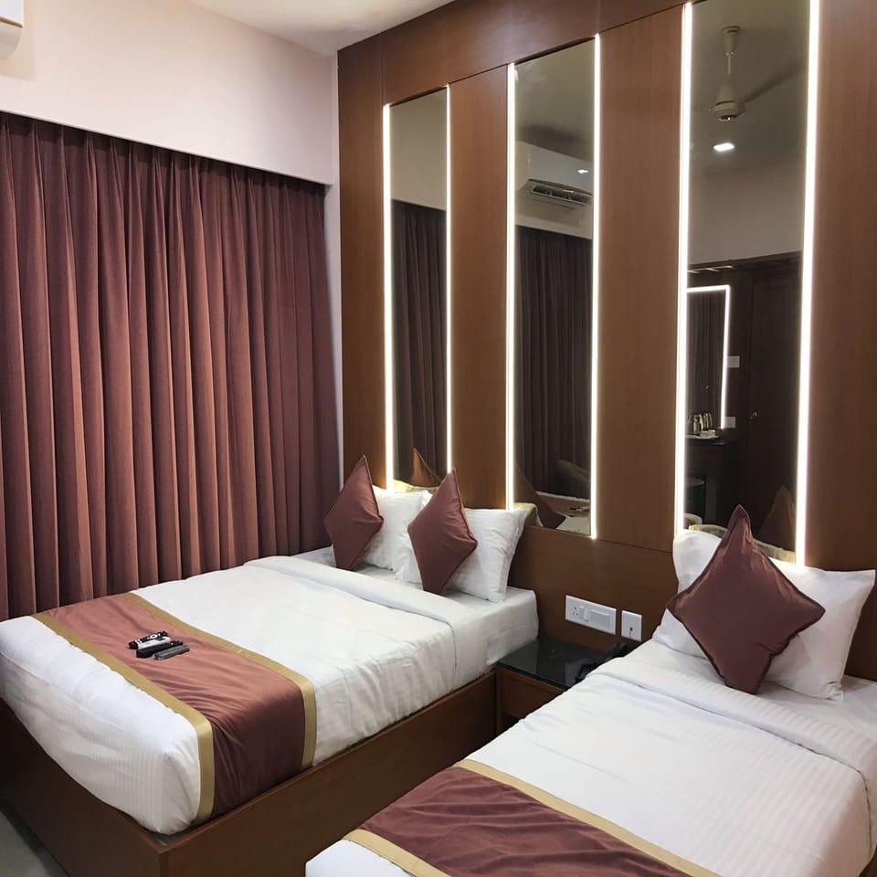 Luxury Triple Room | Premium bedding, desk, WiFi (free), bed sheets