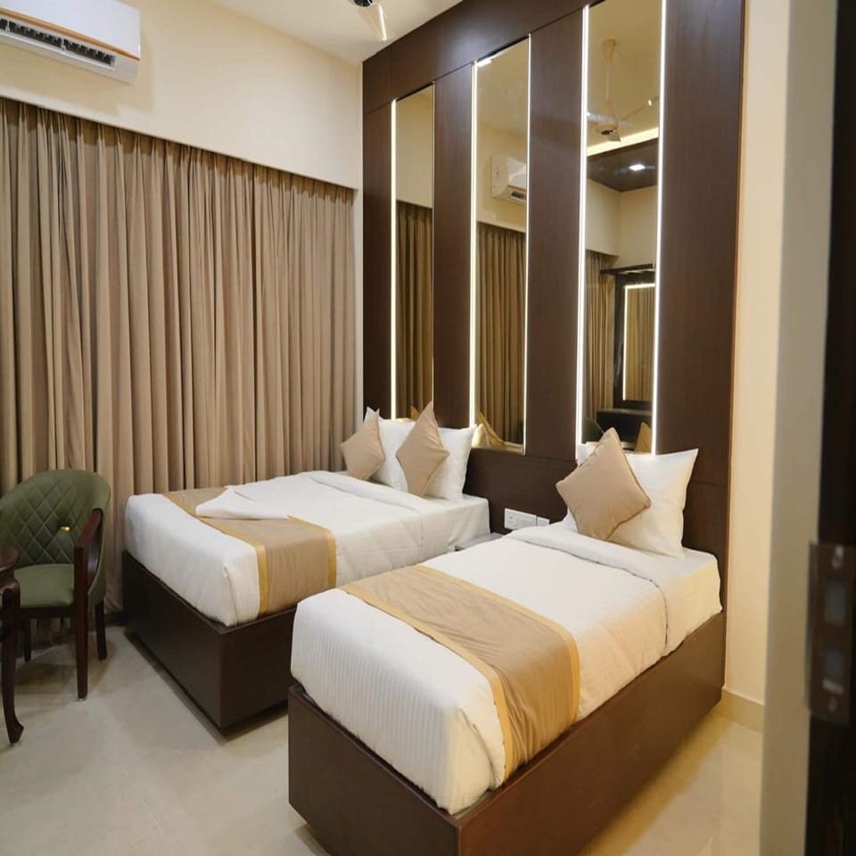 Luxury Triple Room | Premium bedding, desk, WiFi (free), bed sheets