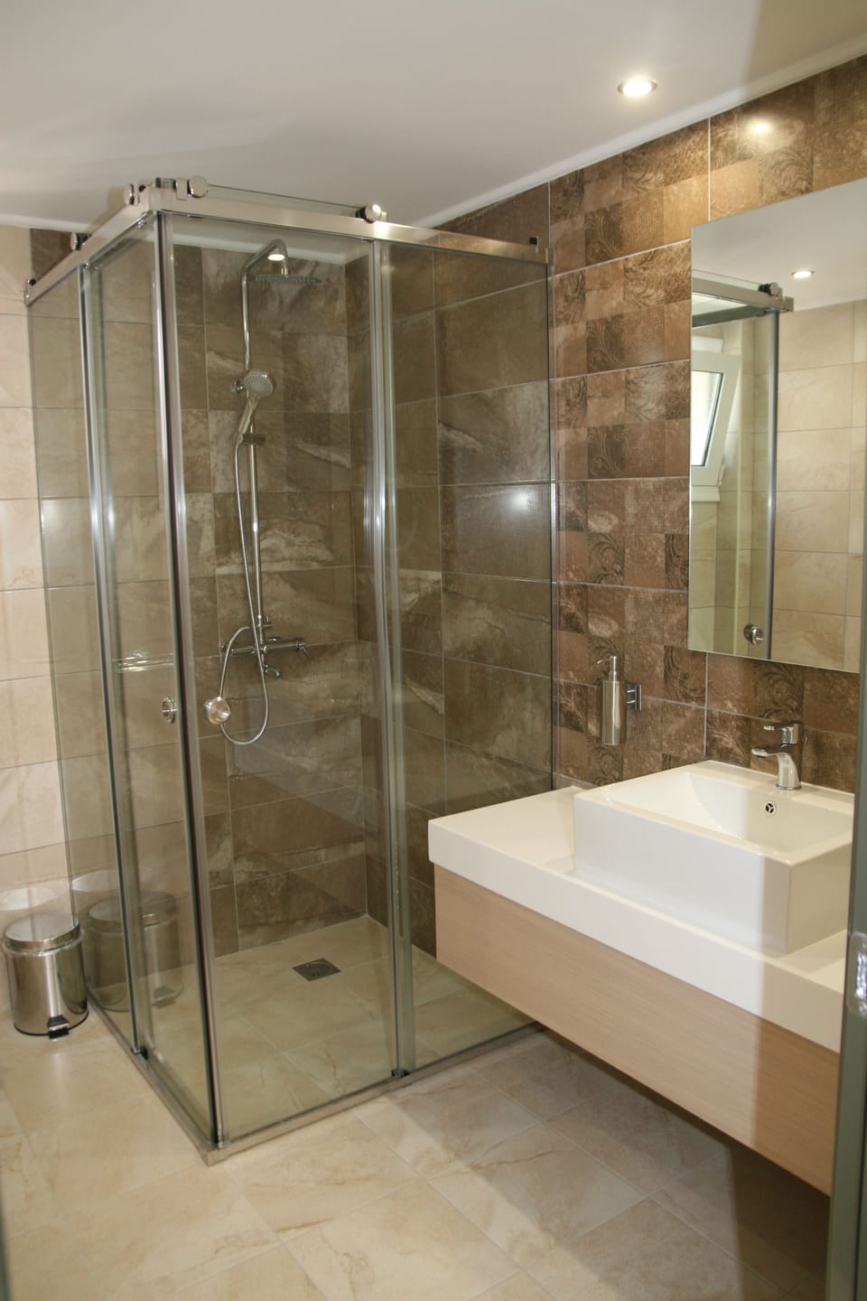 Superior Studio | Bathroom shower