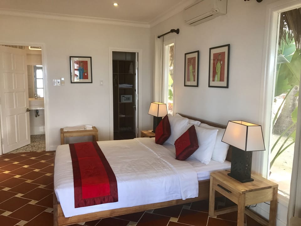Double Room, Beachfront | Minibar, in-room safe, desk, soundproofing