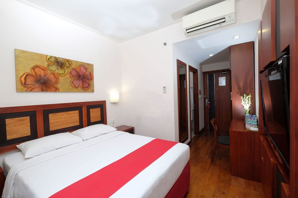 Superior Double Room, City View | Individually decorated, desk