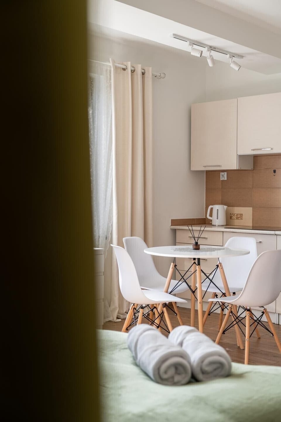 Deluxe Studio Suite, Balcony, City View | In-room dining