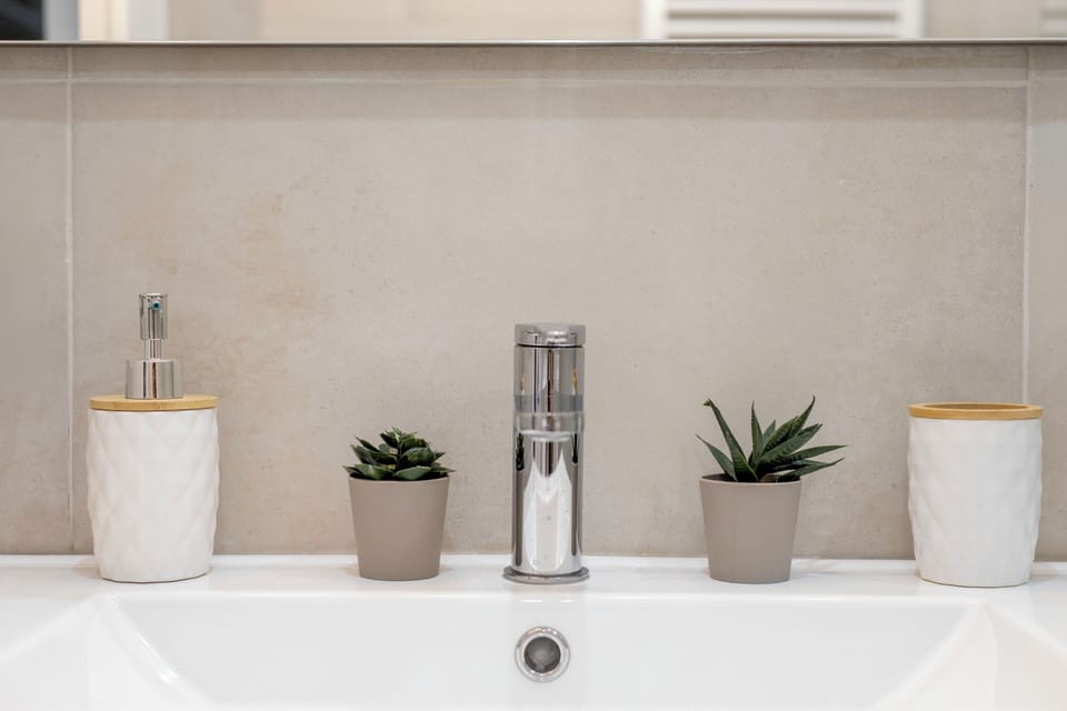 Apartment, 2 Bedrooms, Balcony, City View | Bathroom sink