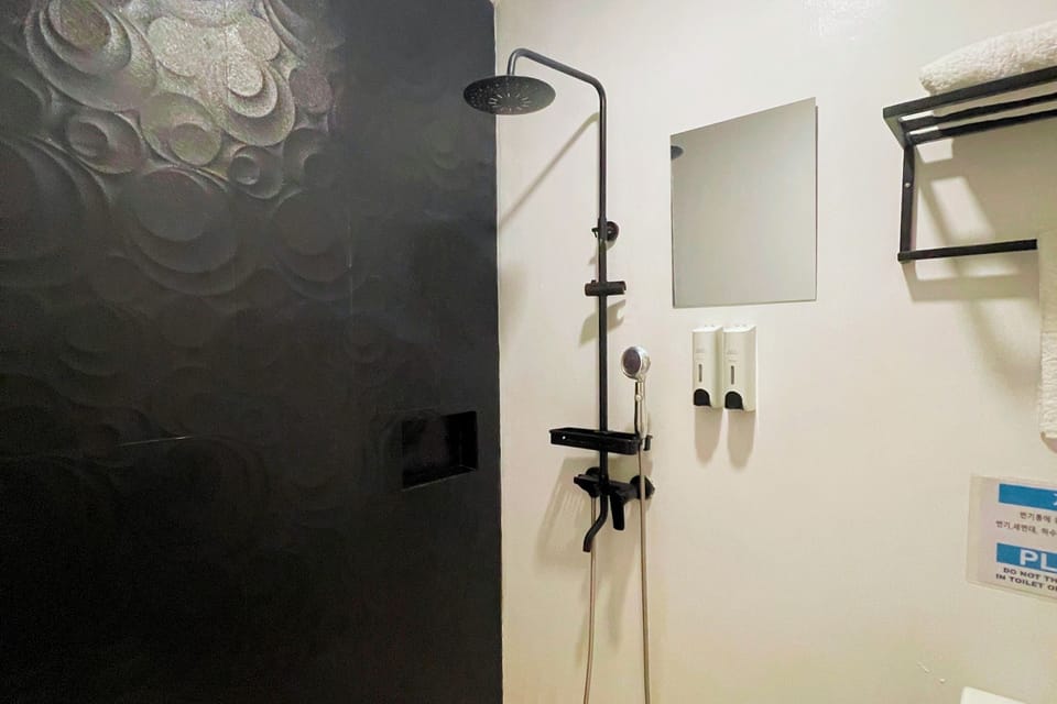 Superior Double Room, Non Smoking | Bathroom | Shower, rainfall showerhead, free toiletries, hair dryer
