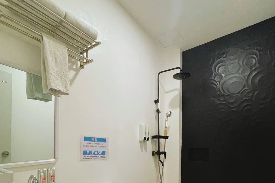 Standard Room | Bathroom | Shower, rainfall showerhead, free toiletries, hair dryer