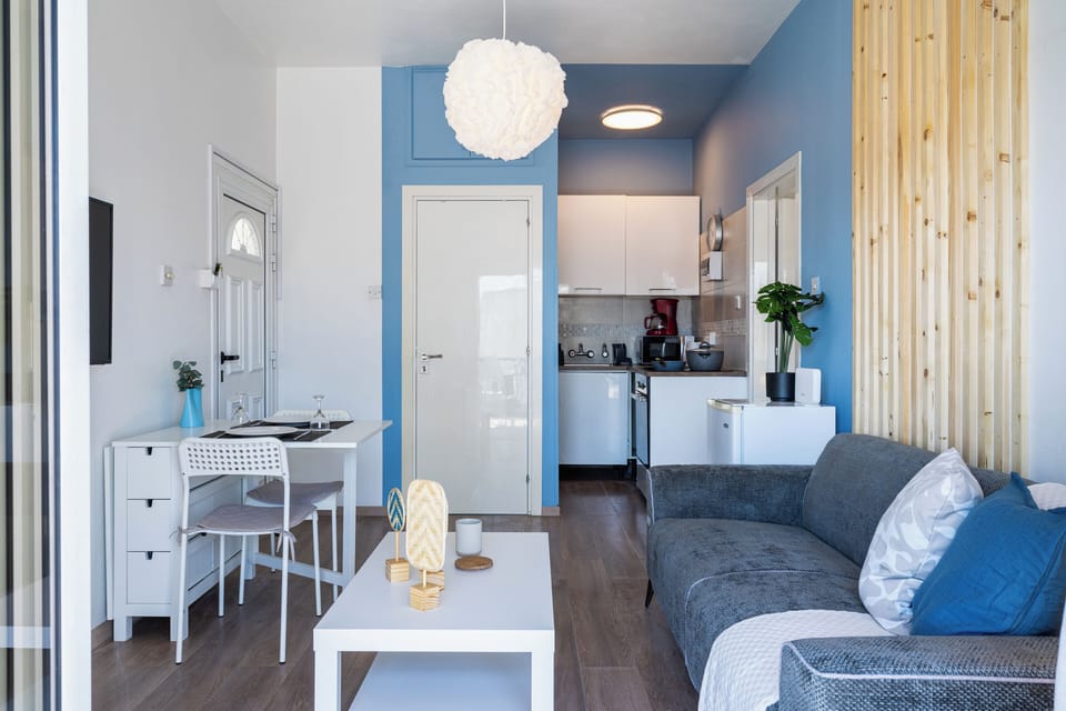 Apartment, 1 Bedroom, Kitchen, Garden View | Living room | 43-inch Smart TV with digital channels, streaming services