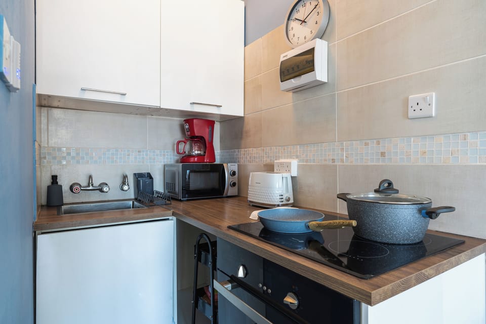 Apartment, 1 Bedroom, Kitchen, Garden View | Private kitchen | Coffee/tea maker, mini-fridge, microwave, oven