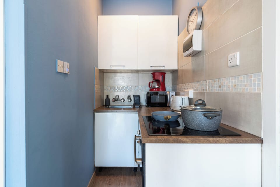 Apartment, 1 Bedroom, Kitchen, Garden View | Private kitchen | Coffee/tea maker, mini-fridge, microwave, oven