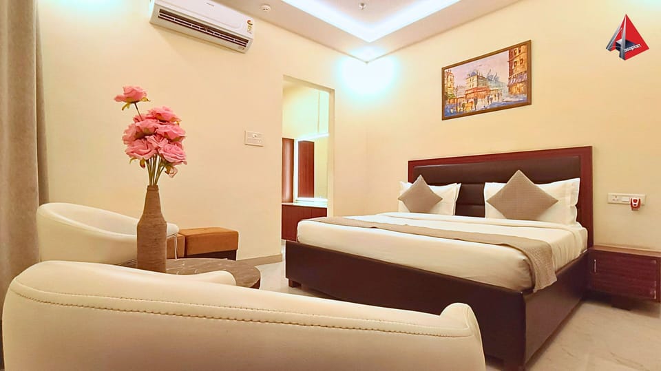 Royal Studio Suite | In-room safe, desk, laptop workspace, iron/ironing board