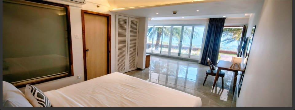 Sea View King Garden Studio Room | Premium bedding, down comforters, pillowtop beds, in-room safe