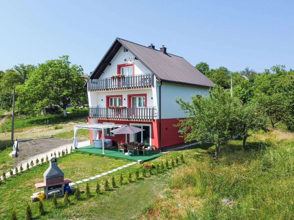 Cottage, Lawn, Estate, Farmhouse, Yard, Landscaping, Balcony, Backyard, Villa
