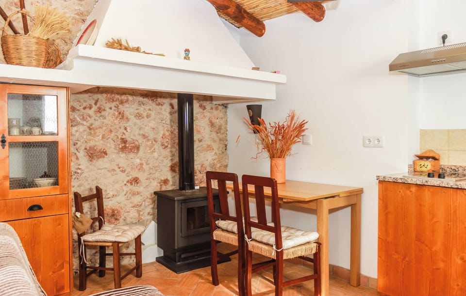 Standard Apartment, Mobility Accessible, Non Smoking | Private kitchen | Toaster, highchair