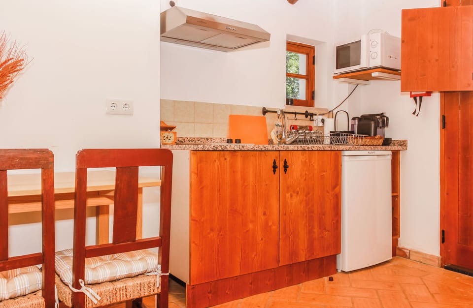 Standard Apartment, Mobility Accessible, Non Smoking | Private kitchen | Toaster, highchair