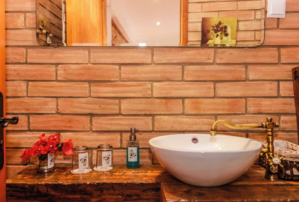 Standard Double Room, Garden View | Bathroom