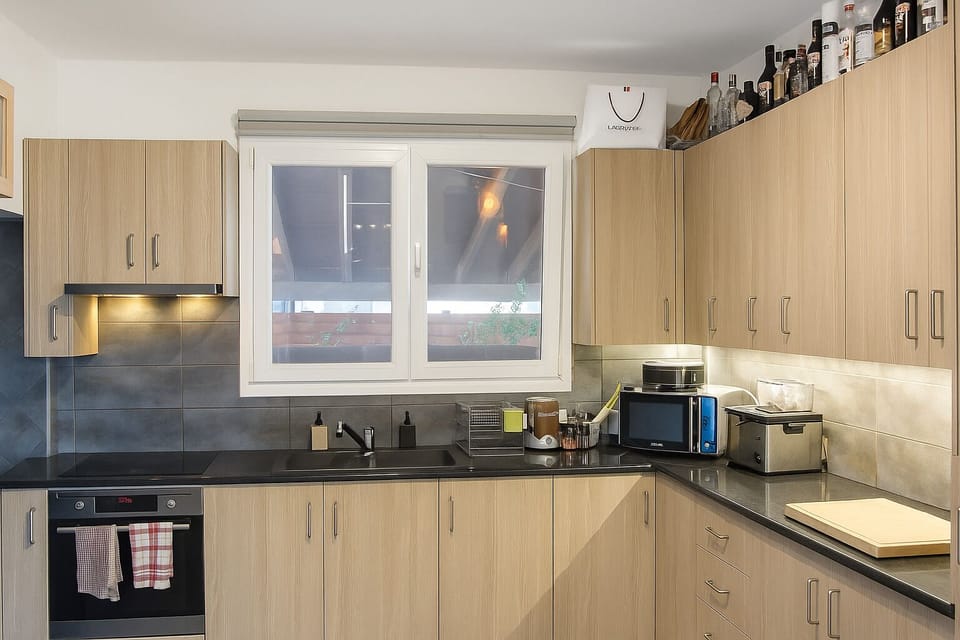 Fully equipped shared kitchen