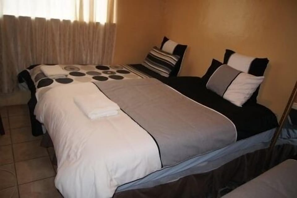 Double Room | Desk, cribs/infant beds, rollaway beds, free WiFi