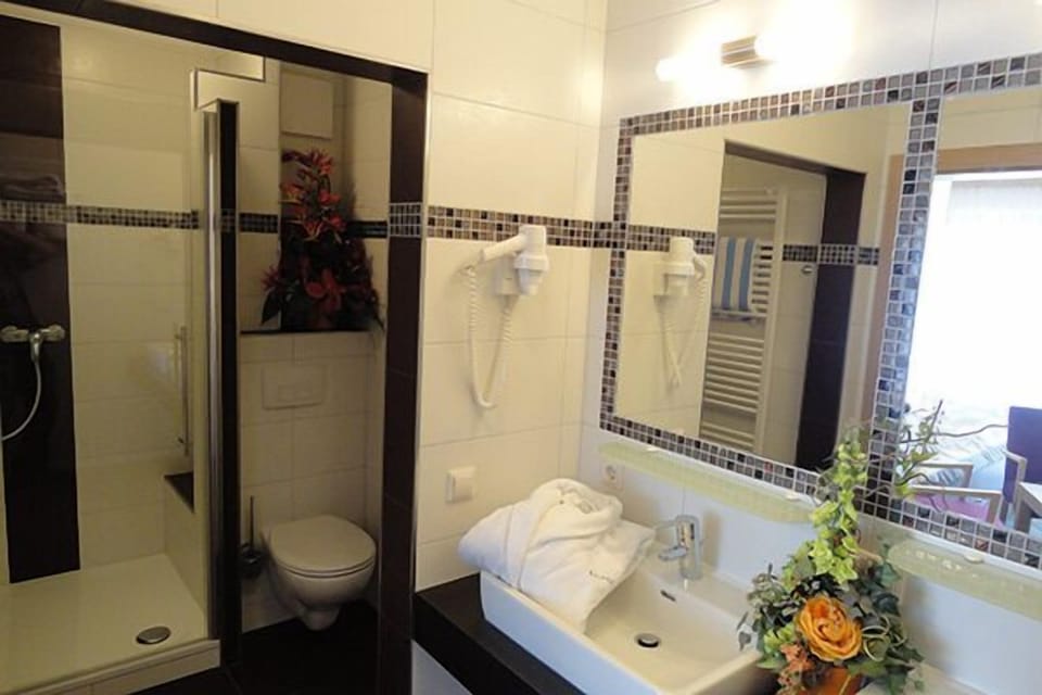 Suite, 1 Bedroom, Non Smoking | Bathroom | Shower, hair dryer