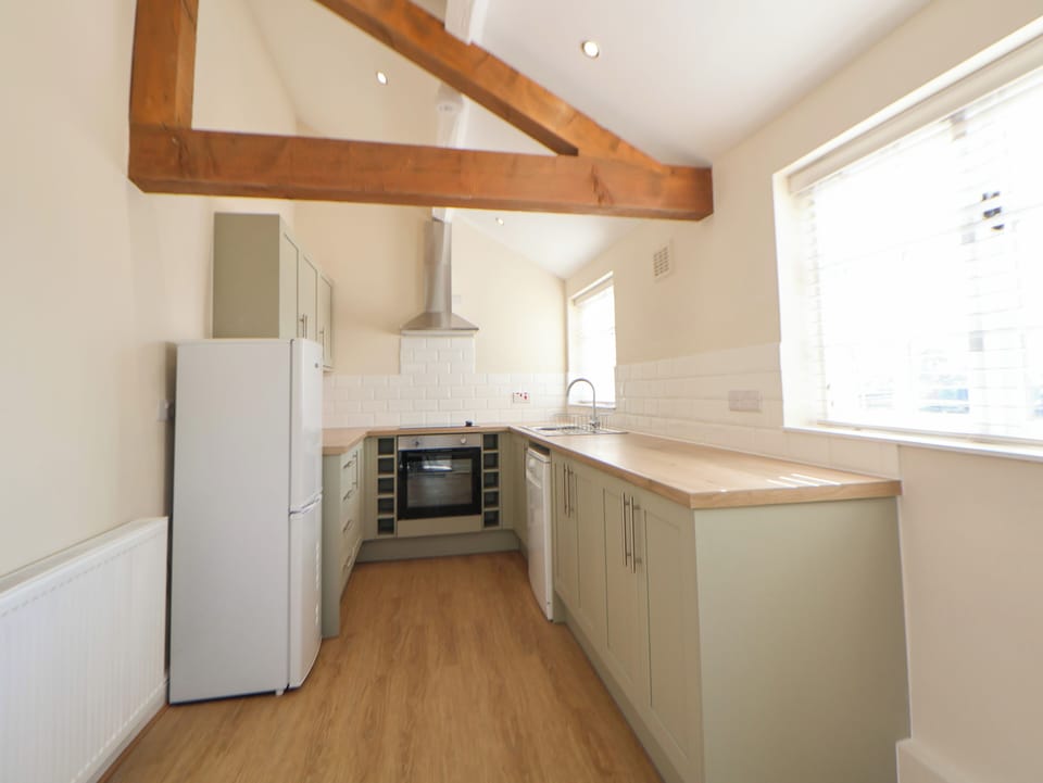 Fridge, microwave, dishwasher, cookware/dishes/utensils