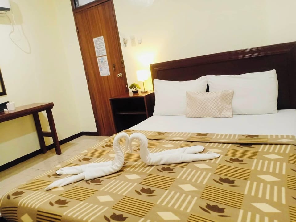 Deluxe Room, 1 Queen Bed | In-room safe, desk, laptop workspace, free WiFi