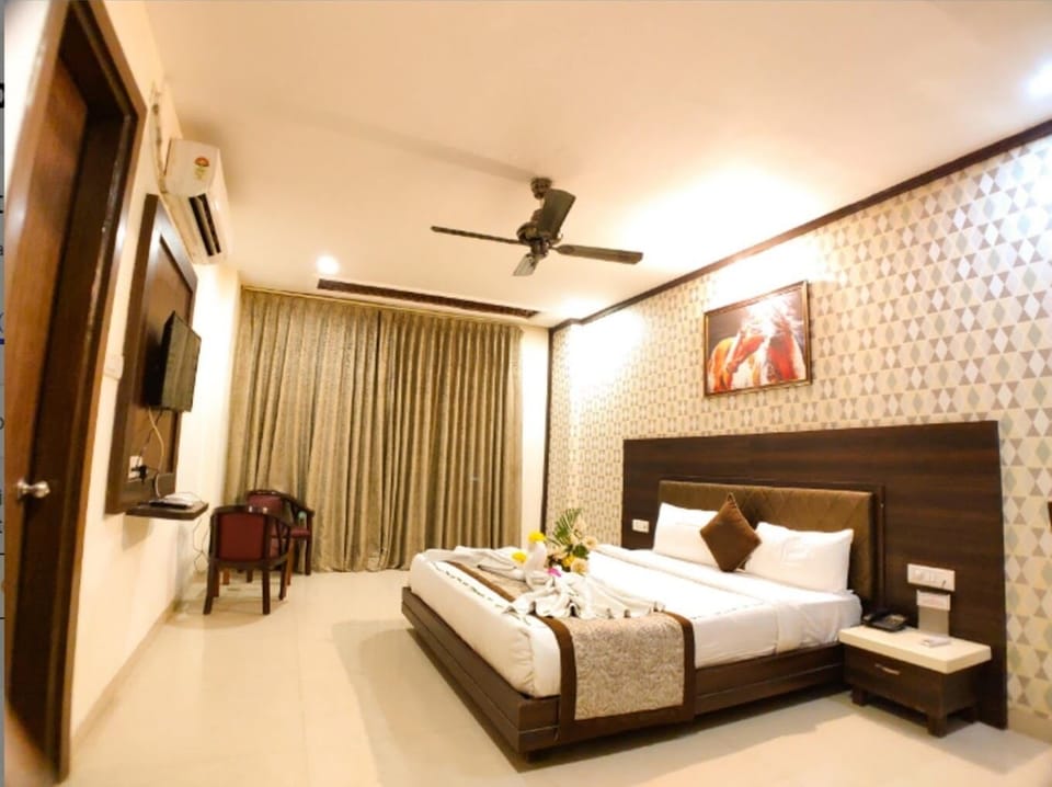 Deluxe Room | Desk, free WiFi