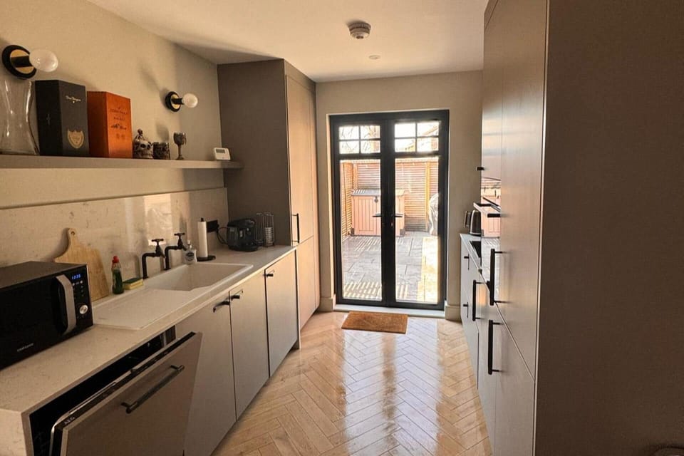 Apartment | Private kitchen | Fridge, microwave, oven, stovetop