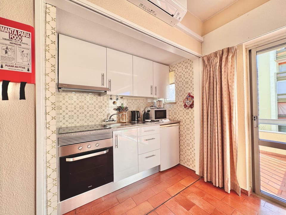 Fridge, microwave, oven, coffee/tea maker