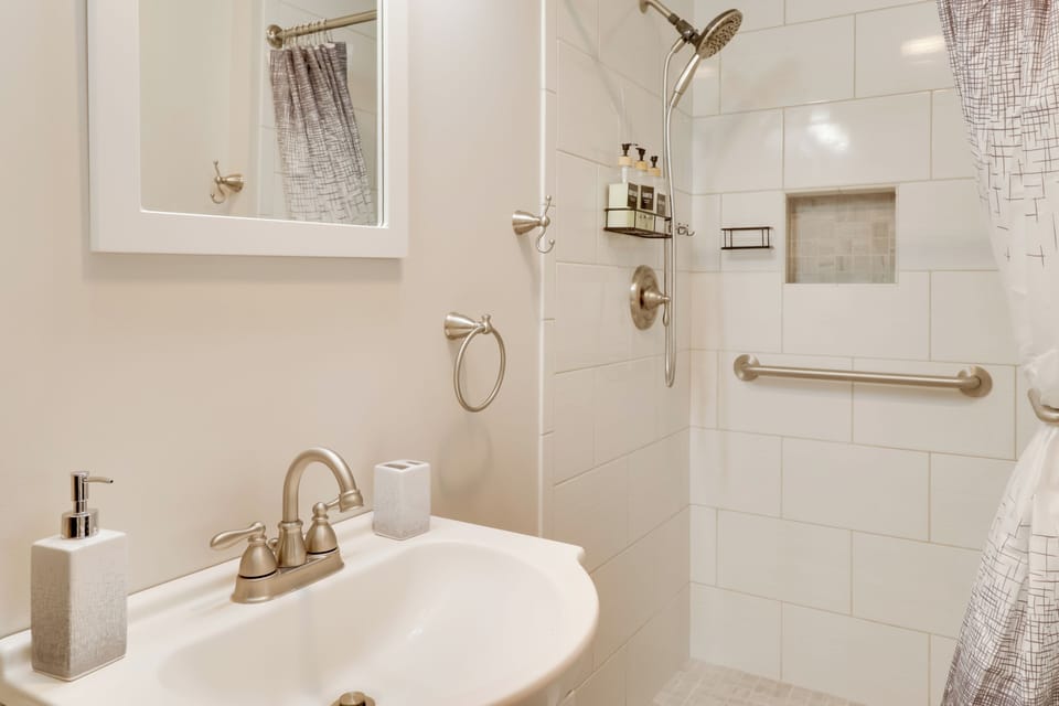 Close to Coastal Beaches & Bay Side to Sound Cottage in Kill Devil Hills
