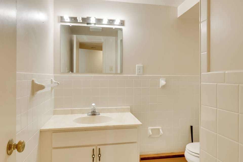 Close to Coastal Beaches & Bay Side to Sound Cottage in Kill Devil Hills