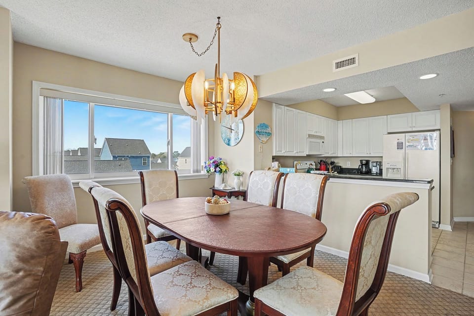 Dining/Kitchen Area